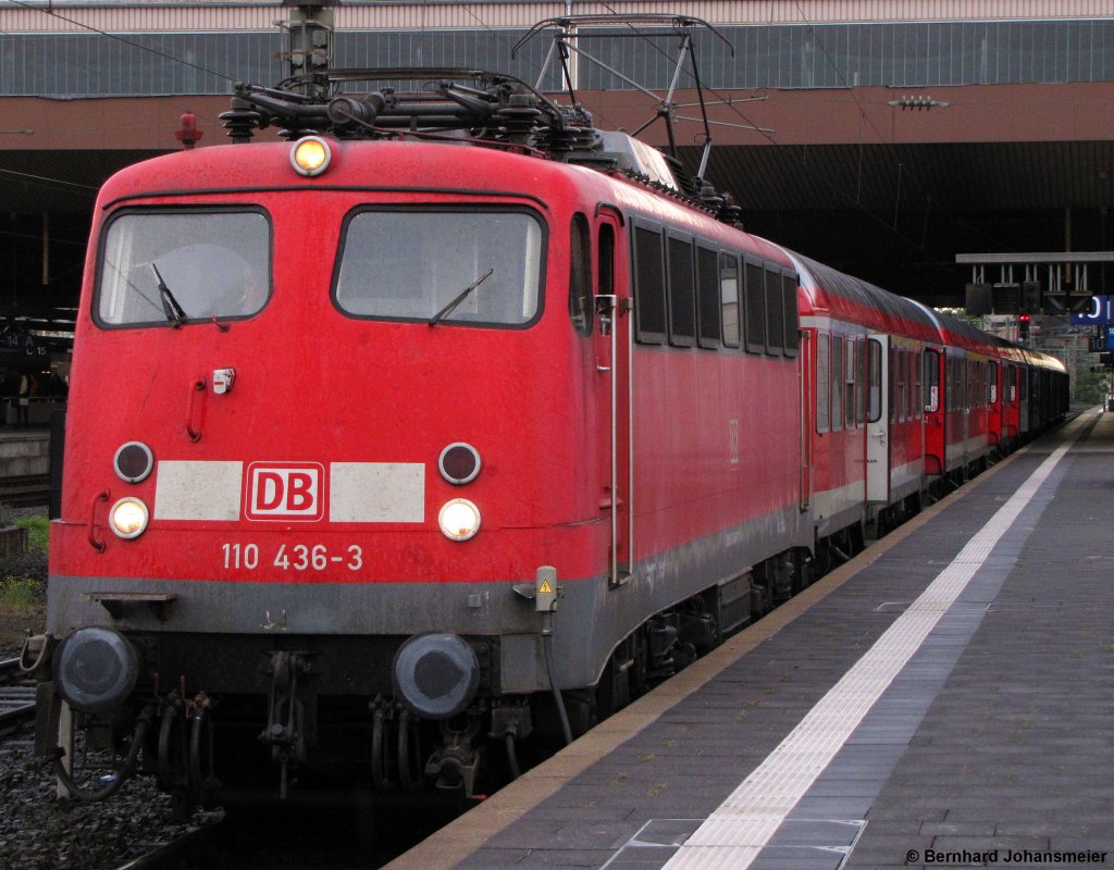 Mit der RB 30530 nach Wesel wartet 110 436-3 auf die Ausfahrt aus dem Dsseldorfer Hbf. Oktober 2011