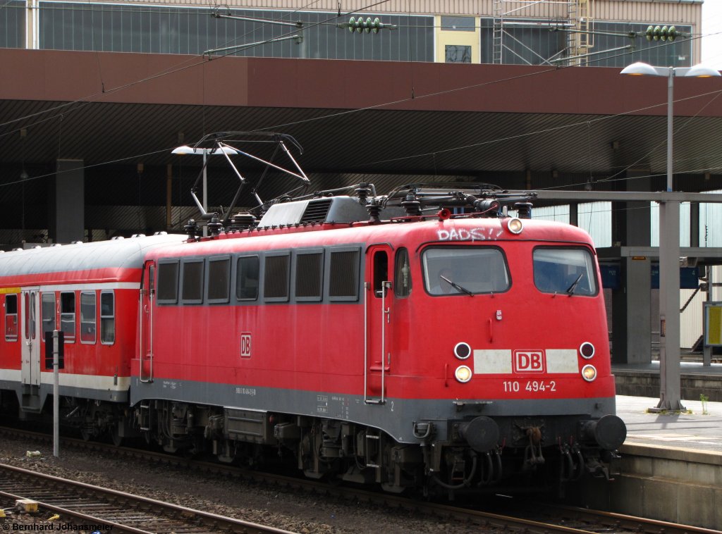 Mit der RB 35 nach Emmerich wartet 110 494-2 auf die Ausfahrt aus dem Dsseldorfer Hbf. Juni 2011
