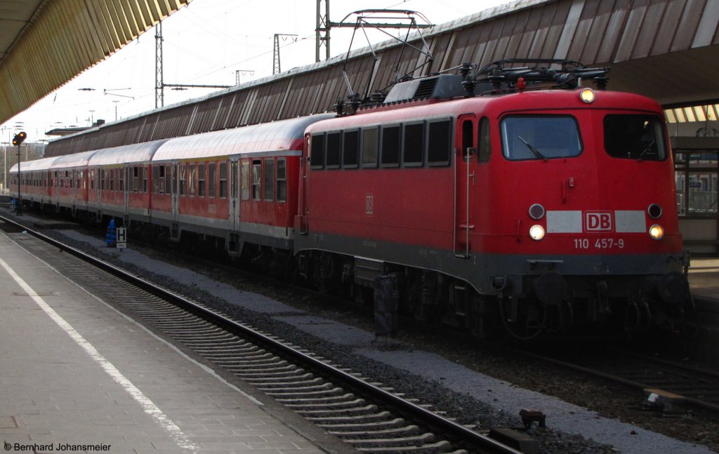 Mit der RB 68 nach Rheine wartet 110 457-9 auf die Abfahrt in Mnster. April 2010