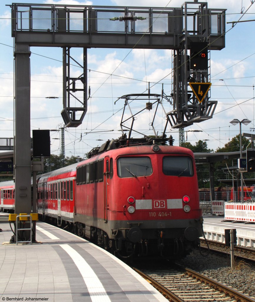 Mit der Regionalbahn nach Dillenburg wartet 110 404-1 auf die Ausfahrt aus dem Gieener Bahnhof. August 2010