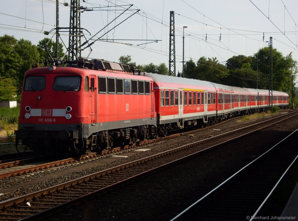 Nachdem 110 468-6 den Verstrkerzug von Hannover nach Minden geschoben hat, wird der Zug bis zum nchsten Morgen in Minden abgestellt. August 2009