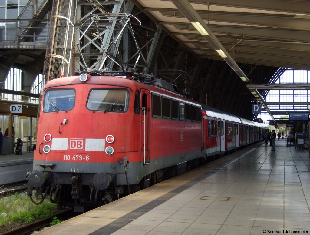Nachdem 110 473-6 mit der Regionalbahn aus Bremerhaven Lehe in Bremen angekommen ist werden die Stromabnehmer fr die Rckfahrt umgebgelt. August 2009