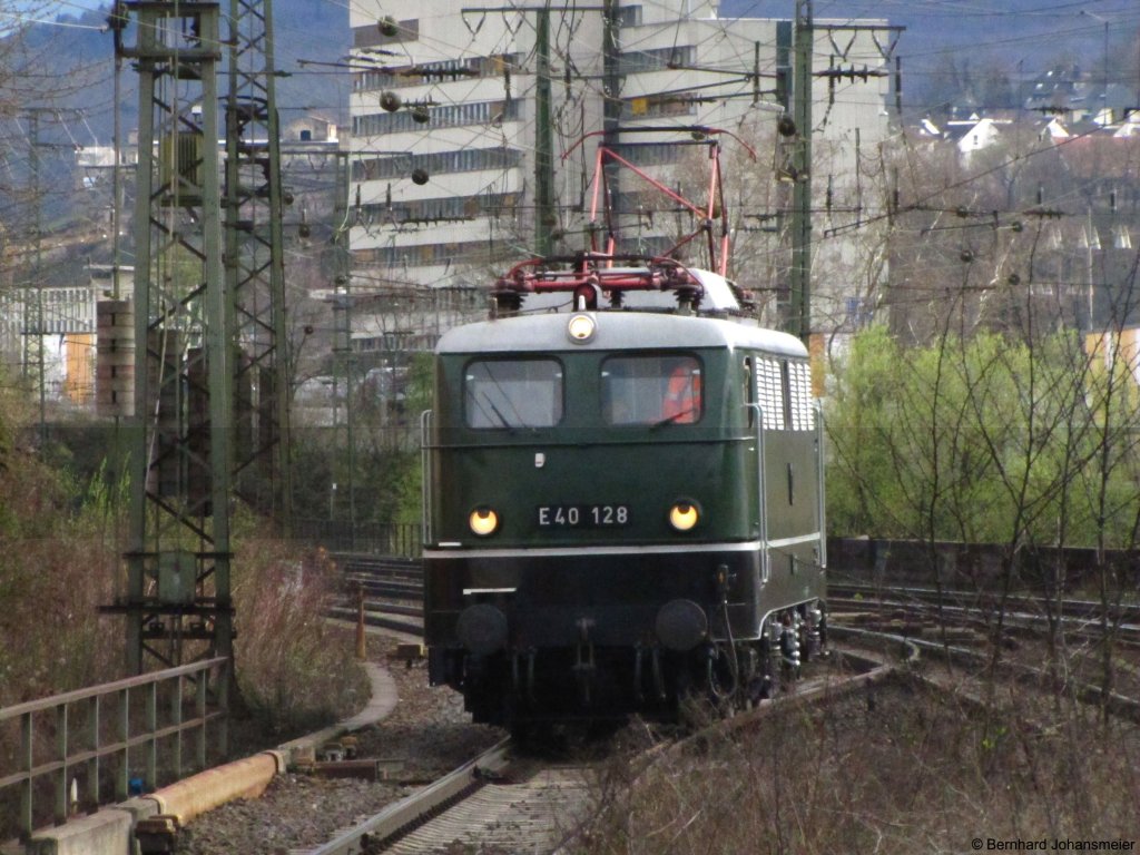 Nachdem der Dampfsonderzug auf dem Weg nach Trier ist, kommt E40 128 wieder vom Koblenzer Hbf zurck und fhrt hier im Bahnhof Koblenz Ltzel durch. April 2010