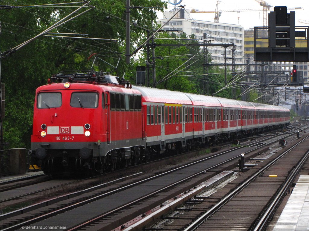 Nachdem die Fuballfans am Bahnhof Zoo ausgestiegen sind zog 110 463-7 den Sonderzug aus Bremen zur Abstellung nach Berlin Lichtenberg. Hier kommt der Zug gerade am S-Bahnhof Tiergarten vorbei. Mai 2010