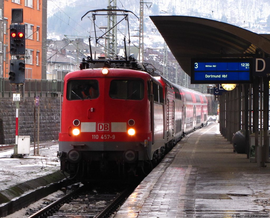 Nicht nach Dortmund, sondern nach Mnster ins BW wird 110 457-9 den RE7 mit BR 112 abschleppen. Dezember 2009