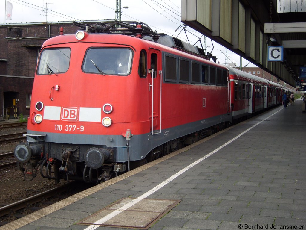 Noch schnell die Lichter umstellen, dann kann es mit 110 377-9 und RE 11592 von Dsseldorf nach Aachen gehen. Juli 2009