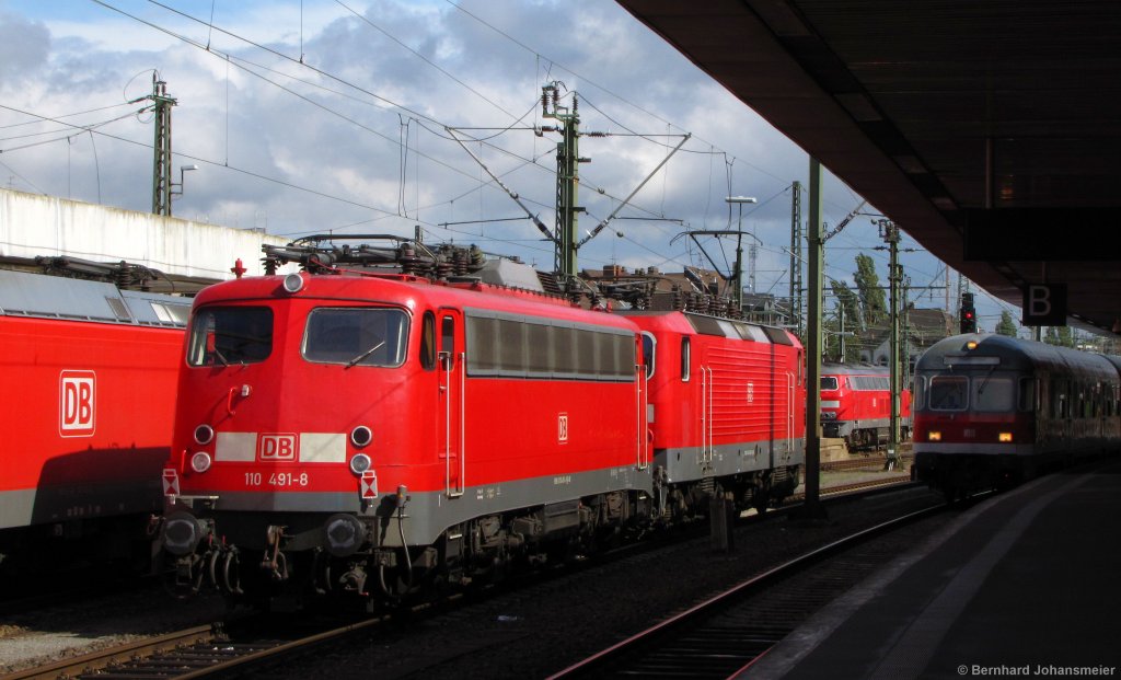 Schn gemischt sieht der Fahrzeugpark von DB Regio Niedersachsen im Sommer 2011 am Hannoveraner Hbf aus. Mitten drin 110 491-8. Seit dem Fahrplanwechsel im Dezember 2011 gibt es in Niedersachsen aber keine planmigen Einstze der BR 110 mehr.