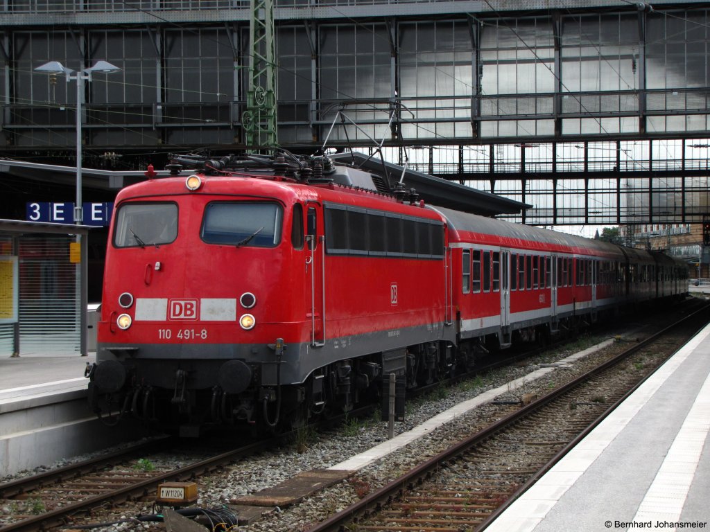 Wegen Bauarbeiten am Bahnsteig 6/7 des Bremer Hbf steht 110 491-8 mit der RB nach Bremerhaven-Lehe abweichend auf Gleis 2. Juli 2010