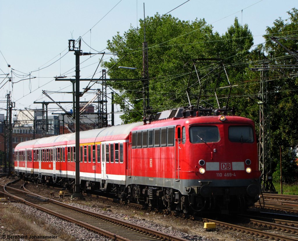 Wegen der Grobaustelle zwischen Berlin und Bielefeld fuhr 110 469-4 mit dem Verstrkerzug nur bis Wunstorf, anstatt bis Minden. So kommt der Zug nach kurzer Zeit wieder leer in Hannover an und fhrt mit dem 2. und 3. Verstrkerzug nochmal 2 Runden. Juni 2011