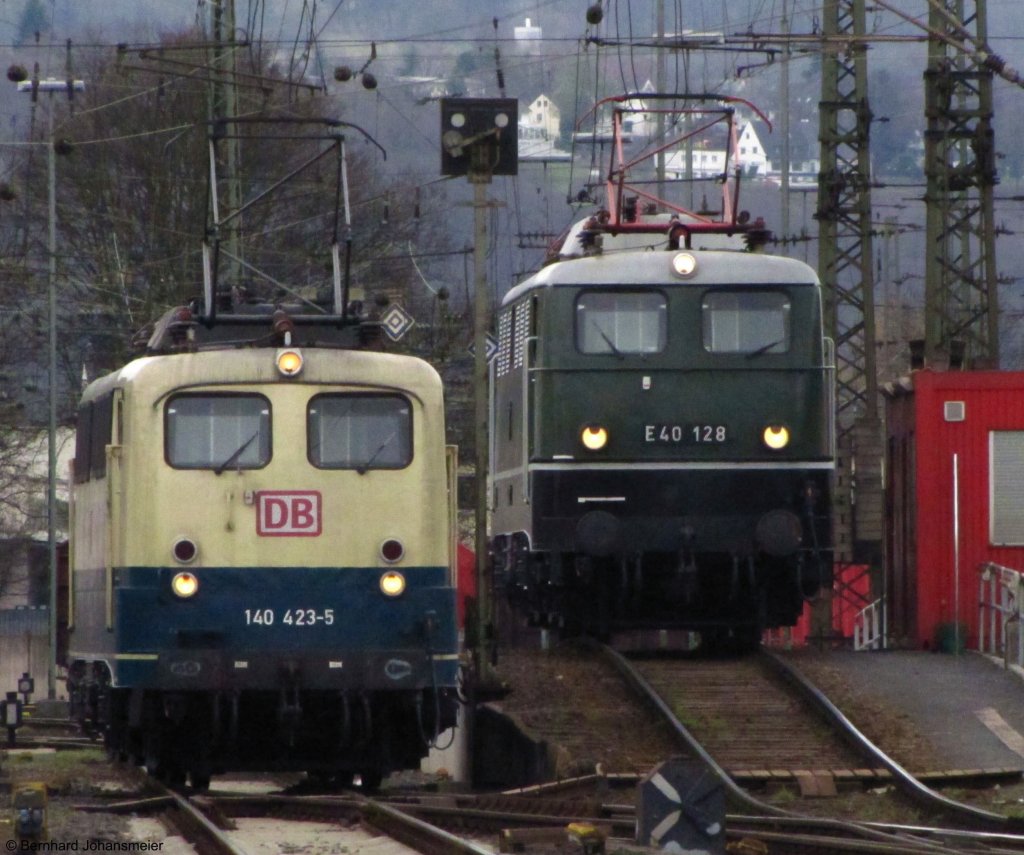 Zum 1000sten Bild gibt es eine besondere Begegnung zwischen der beige-blauen 140 423-5 und der grnen E40 128 bei der Lokparade im DB Museum Koblenz Ltzel. April 2010