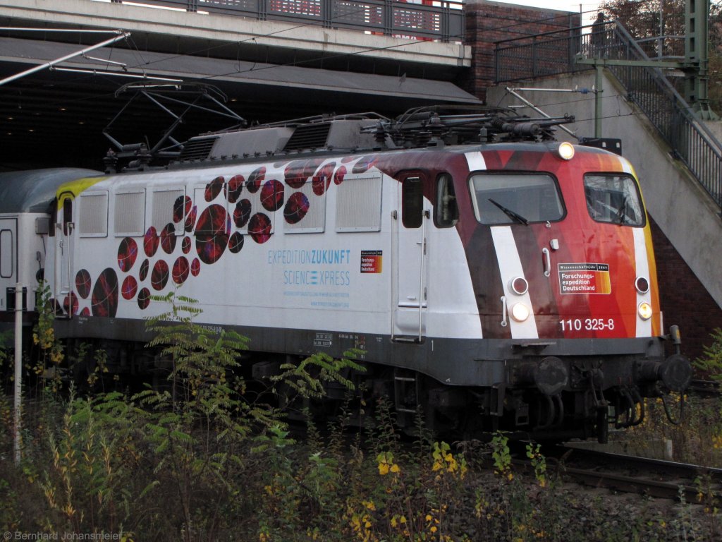 Zum Glck wurde der Zug noch vorgezogen, sodass ich 110 325-8 noch vernnftig auf ihrer letzten Station mit dem Science Express in Berlin Gesundbrunnen festhalten konnte. November 2009