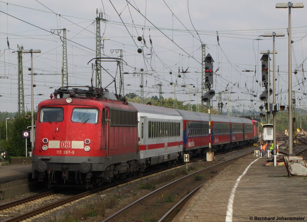 Zur Bereitstellung des IC 2862 nach Bonn fhrt 113 267-9 mit dem Ersatzzug und 115 350-1 (am Zugende) in Hamm (Westfalen) ein. Oktober 2010