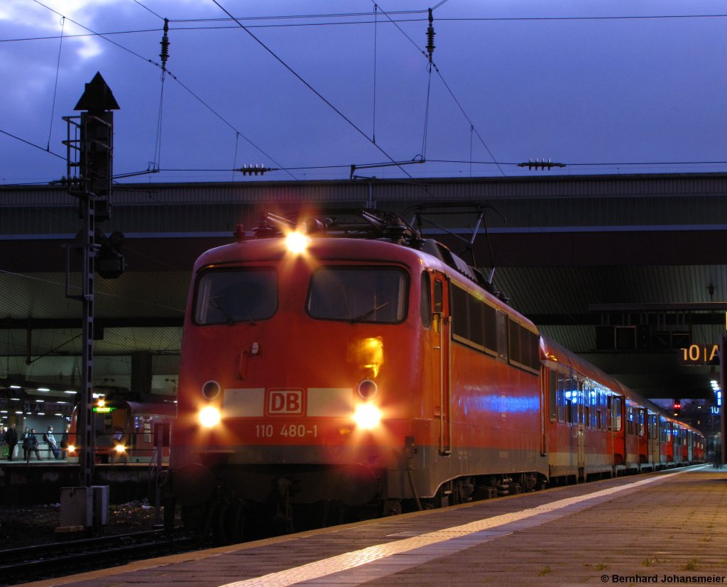 Zur blauen Stunde steht 110 480-1 mit der RB 30530 nach Wesel im Dsseldorfer Hbf. Januar 2012