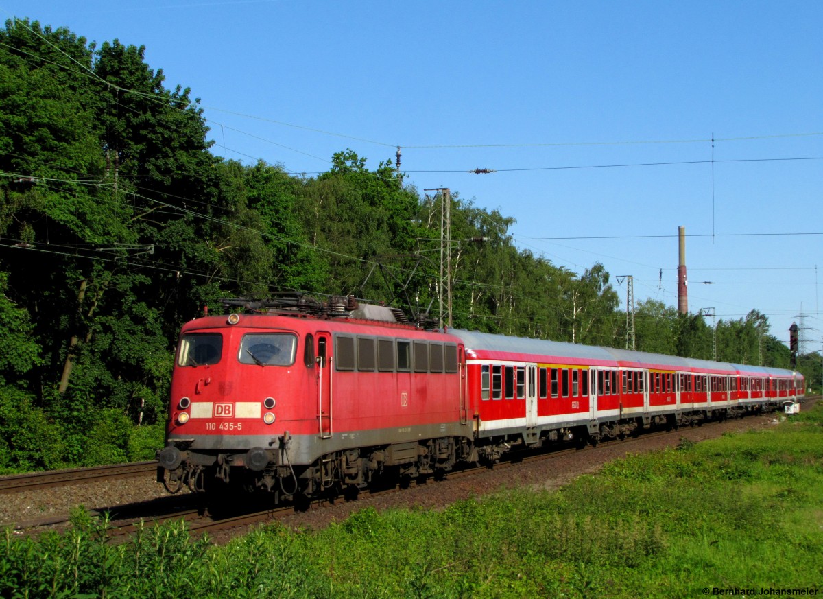 Mit der RB 30528 von Kln nach Wesel fhrt 110 435-5 in Dinslaken ein. Mai 2012