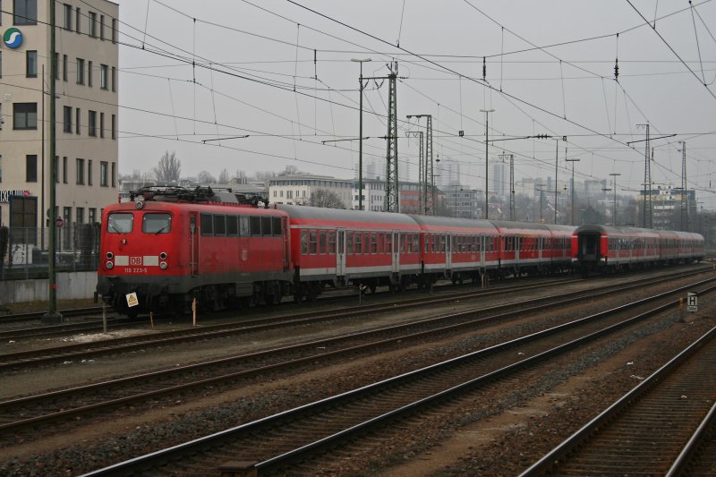 110 223 mit n-Wagen am 14.03.2009 in Regensburg.