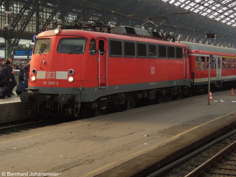 110 380-3 steht mit dem RE9 Verstrker im Klner Hbf auf Gleis 5. April 2009