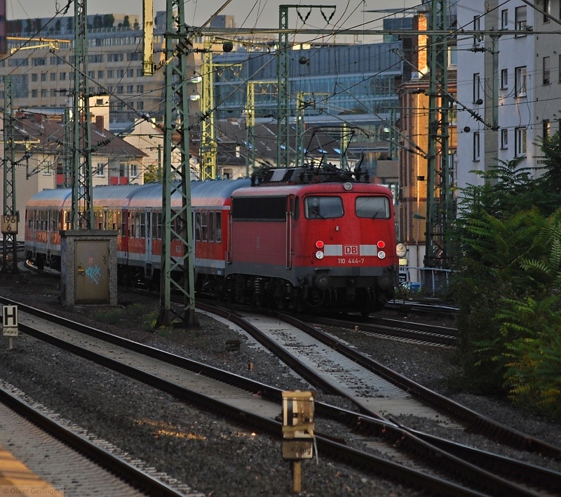 110 444-7 durchs Huserdickicht und den Westbahnhof Frankfurt auf dem Weg zum Hauptbahnhof. (23.09.2009)