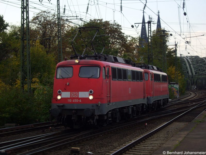 110 450-4 zieht 110 497-5 durch Kln ins BW Deutzerfeld. Oktober 2008