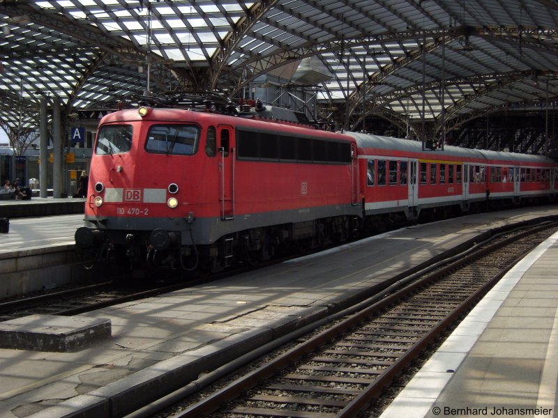 110 470-2 zieht den RE9 Verstrker nach Siegen aus dem Klner Hbf. Juli 2009