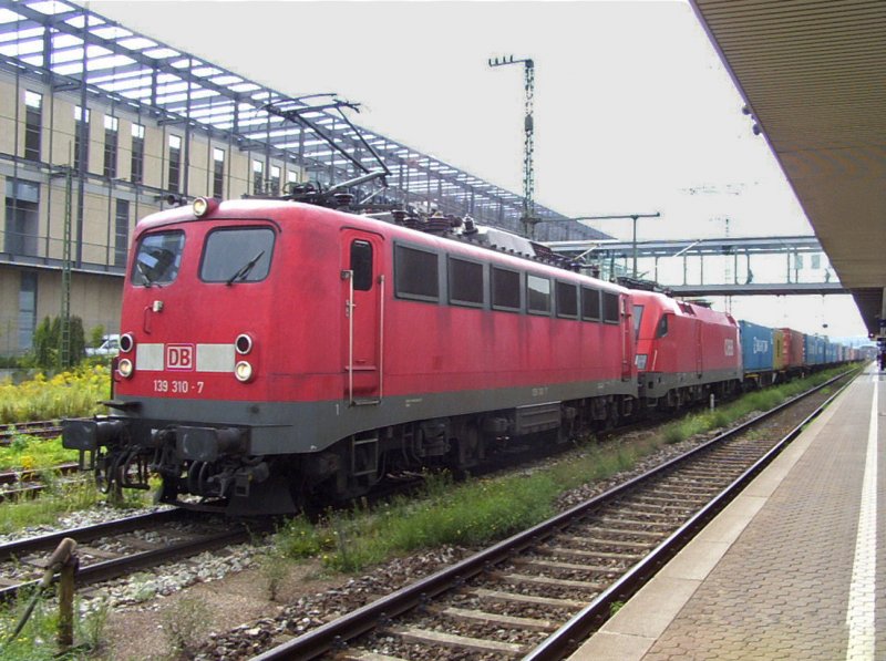 139 310 mit einem Containerzug am 30.08.2006 in Regensburg. Hinter der 139 luft ein BB Taurus kalt mit.