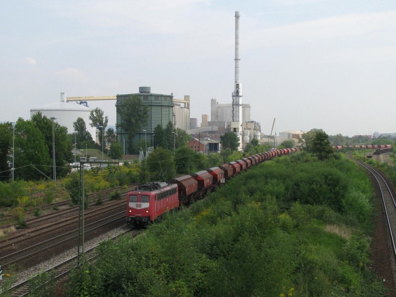 140 829 (orientrot) mit einem Gterzug am 28.08.2008 in Regensburg.