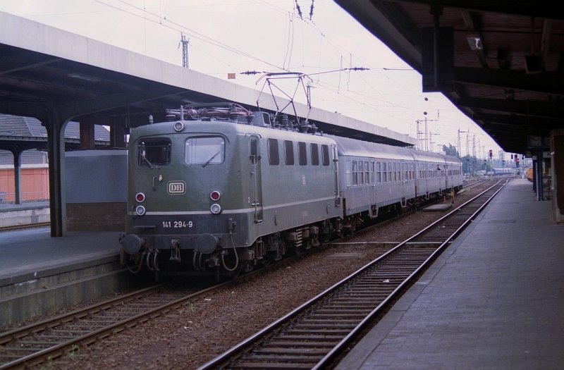 141 294-9 mit Silberlingen in Hamm am 29-05-1993. Scan von Negativ