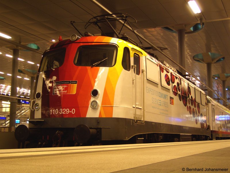 Auch 110 329-0 ist mit der Werbung fr die  Expedition Zukunft  beklebt wurden. April 2009