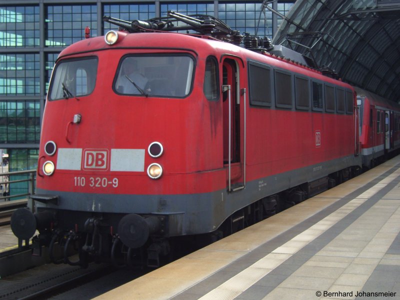 Da steht 110 320-9 mit dem DGB Streiksonderzug nach Nrnberg im Berliner Hbf. Wegen Gegenlicht musste ich das Bild so nah an der Lok abschneiden. Mai 2009