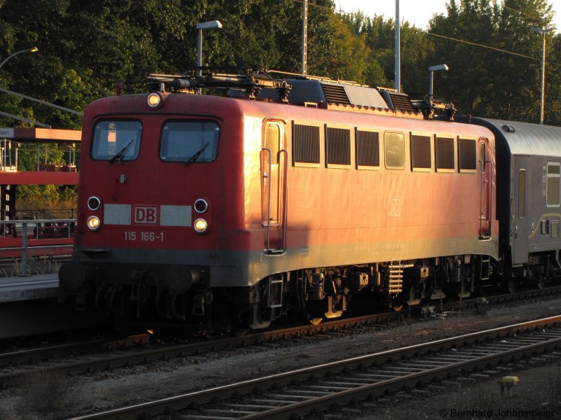 Ein paar Handgriffe fehlen noch, dann ist der Zug mit 115 166-1 abfahrbereit. September 2009