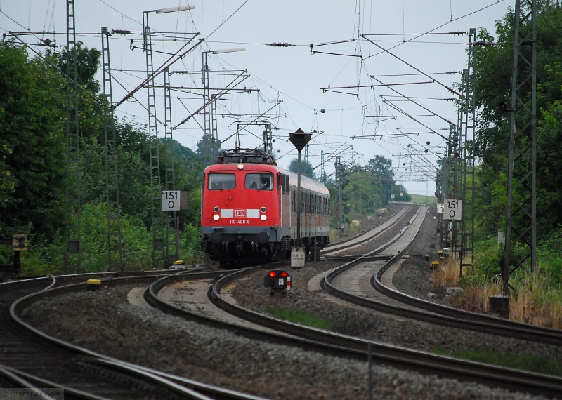 Grauer Betriebsalltag auf der Main-Weser-Bahn. 110 406-6 nhert sich mit RB 15339 Gieen-Friedberg der engen Kurve in Butzbach. (28. Juni 2009)