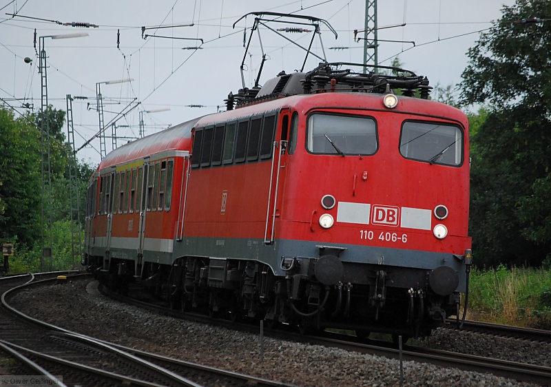 Grauer Betriebsalltag auf der Main-Weser-Bahn. 110 406-6 legt sich mit RB 15339 Gieen-Friedberg mchtig in die enge Kurve in Butzbach. (28. Juni 2009)

