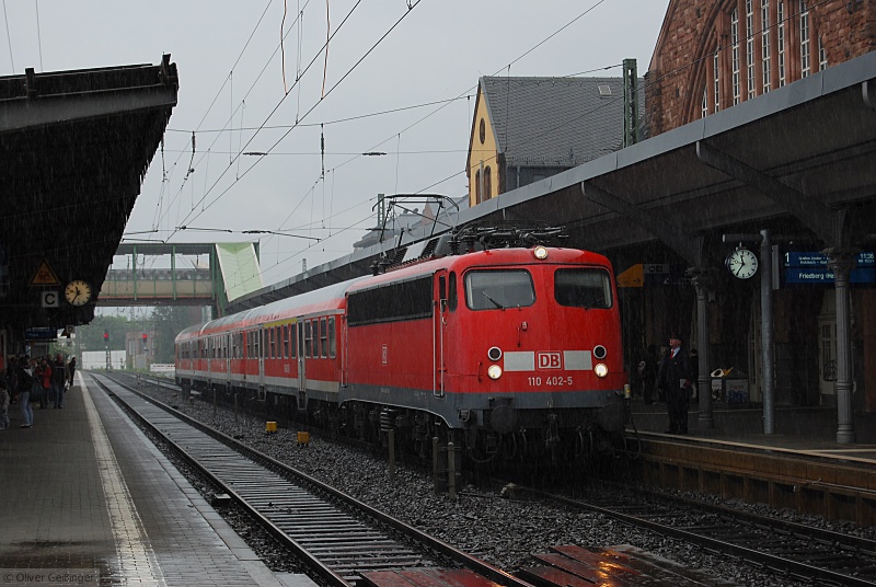 Grauer Betriebsalltag auf der Main-Weser-Bahn. 110 402-5 wartet in Gieen die Rckfahrt nach Friedberg in blem Dauerregen ab. (11. Mai 2009)