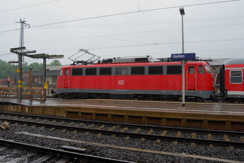 Grauer Betriebsalltag auf der Main-Weser-Bahn. 110 429-8 steht in Gieen schon bereit als RB 25054 nach Marburg. Der Bahnsteig befindet sich in einem entsetzlichen Zustand, und der Zug parkt natrlich meilenweit entfernt vom bergang zu den anderen Bahnsteigen, und das im strmenden Regen. (11. Mai 2009)