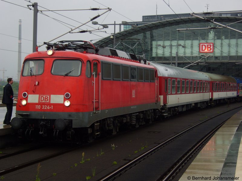 Hinter 110 324-1 hingen neben Deutschen Reisezugwagen auch ein paar Tscheschiche Wagen. Mai 2009