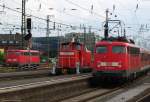 verkehrsrot/158989/110-425-6-schiebt-den-leerzug-der 110 425-6 schiebt den Leerzug der RB 68 aus Rheine in Mnster ins BW; vorbei an 363 444-1 und 110 494-2, die im Bahnhofsvorfeld abgestellt sind. August 2010