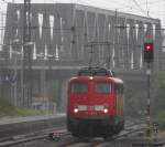 Bei strmendem Regen macht sich 110 490-0 auf den Weg von Kln Deutz nach Venlo, um einen Autozug abzuholen. Juni 2011