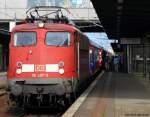 110 497-5 wird in Potsdam zum Umsetzten vom Zug abgehngt. Gleichzeitig steigen im Hintergrund schon die ersten Reisegruppen in den Zug. Juni 2011