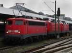 verkehrsrot/94861/110-470-2-zeiht-zwei-loks-der 110 470-2 zeiht zwei Loks der Baureihe 143 von Hannover (wahrscheinlich) nach Braunschweig ins BW. Mai 2010
