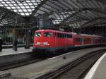 Mit eingeschaltetem Spitzenlicht zieht 110 398-5 den RE 9 Verstrkerzug nach Siegen aus dem Klner Hbf. Juli 2009