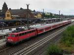 Nachdem die durchgehenden Zge den Bahnhof zur vollen Stunde passiert haben, wartet 110 456-1 als letztes auf die Abfahrt nach Marburg (Lahn). Juli 2010