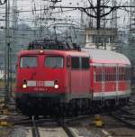 110 404-1 fhrt mit dem Verstrkerzug aus Frankfurt in Gieen ein.