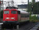 Als Ersatz fr eine 111er mit Dostos schiebt 110 437-1 den RE von Frankfurt nach Kassel aus Gieen. Juli 2010