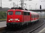 110 428-0 fhrt mit dem RE 99 von Frankfurt nach Siegen in Gieen ein.