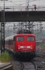 Rote Farbtupfer im gieener Regen; mit 110 428-0 und dem RE99 nach Siegen.
