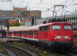 110 455-3 stellt den Verstrkerzug nach Nienburg in Hannover Hbf bereit. Juli 2010