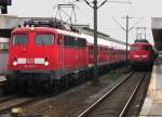 110 507-1 zieht den Verstrkerzug nach Braunschweig aus Hannover Hbf. Eine Minute spter verlsst 110 462-9 vom Nebengleis den Bahnhof mit dem Verstrkerzug nach Minden. August 2010