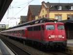 110 434-8 bringt den RE 99 von Frankfurt ber Gieen nach Siegen. August 2010