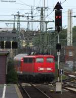 110 398-5 schiebt den Leerzug fr den 3. Verstrkerzug nach Aachen zunchst auf ein Nebengleis in Gerresheim, damit bei der spteren Bereitstellung am Bahnsteig keine Wende ntig ist. August 2010