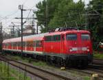 verkehrsrot/171330/110-447-0-schiebt-den-zweiten-verstaerkerzug 110 447-0 schiebt den zweiten Verstrkerzug aus Hannover Richtung Minden. August 2010