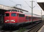 Mit dem Verstrkerzug nach Braunschweig wartet 110 470-2 auf die Abfahrt in Hannover.
